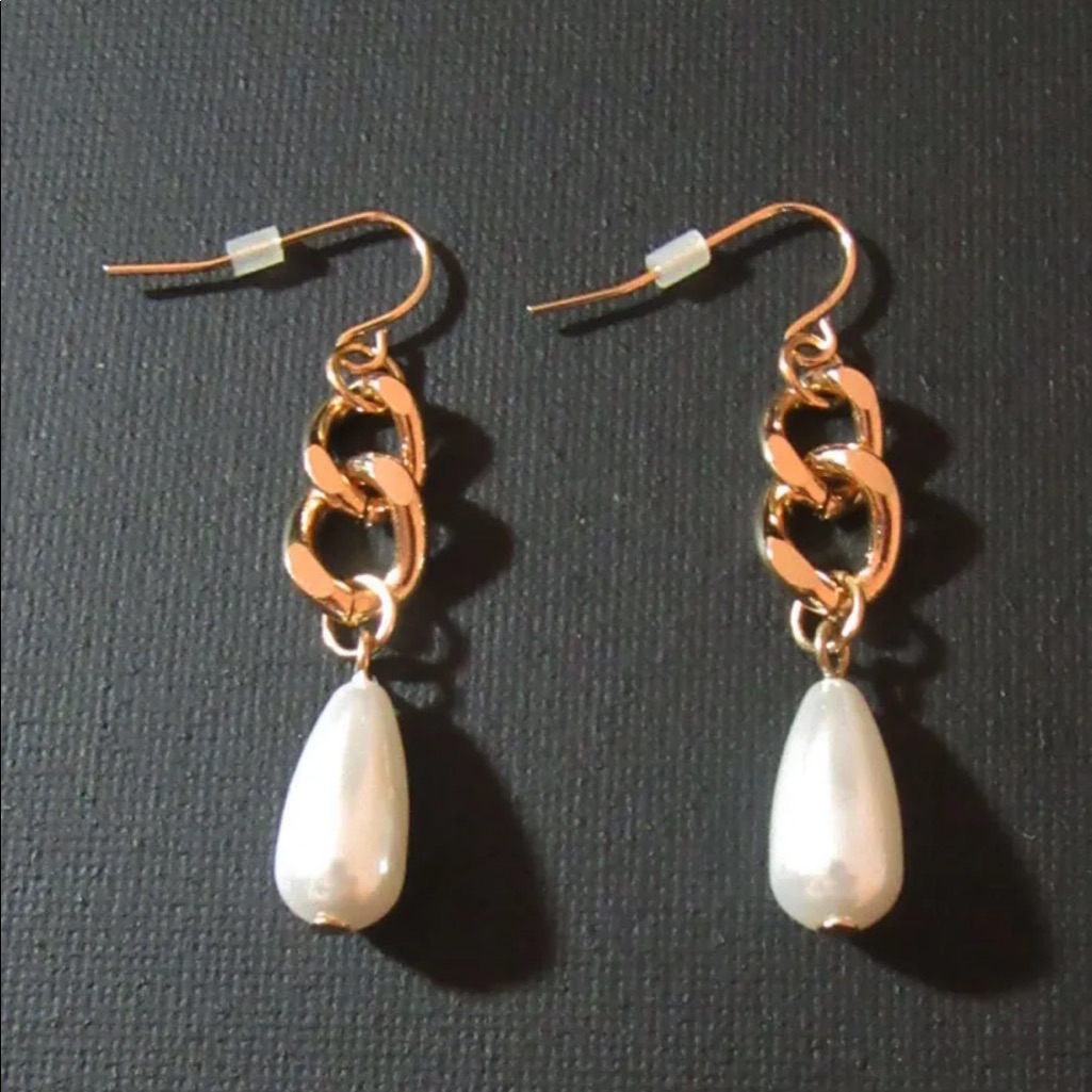 New White House Black Market Earrings Gold Tone Chain W Faux Pearl 20$